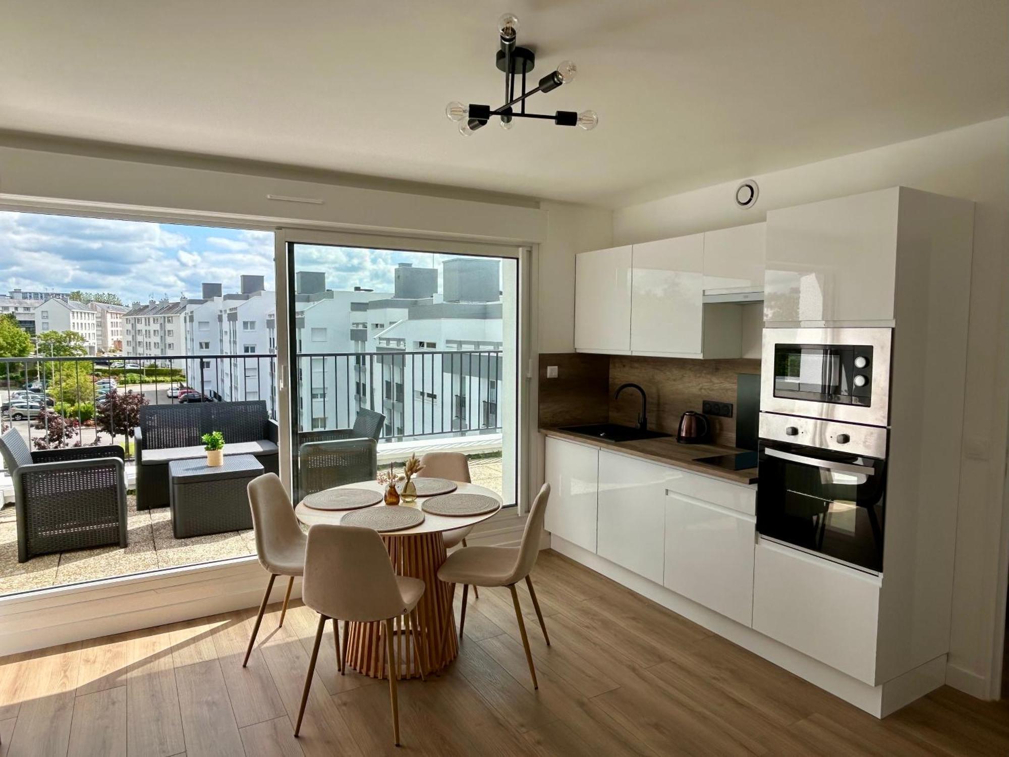 Apartment T2 Avec Grande Terrasse A Proximite Immediate Du Centre *